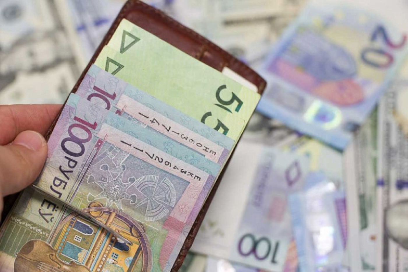 Белорусский рубль на торгах 23 апреля ослаб к основным валютам