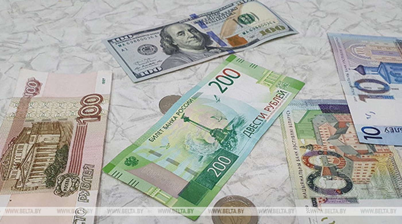 Белорусский рубль на торгах 19 марта ослаб к трем основным валютам