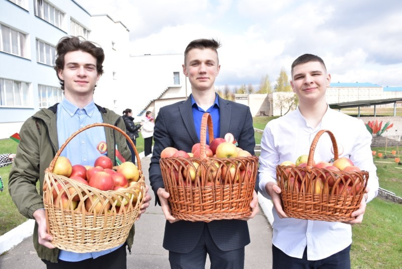 Фоторепортаж: Выпускники школ района посадили яблоневую аллею