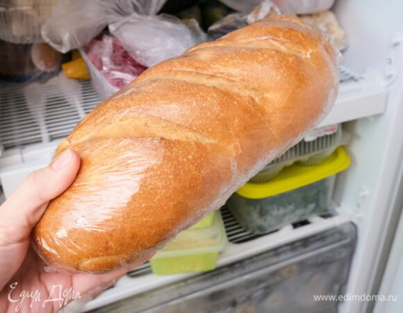 Почему хлеб быстро черствеет, и можно ли его хранить в холодильнике?