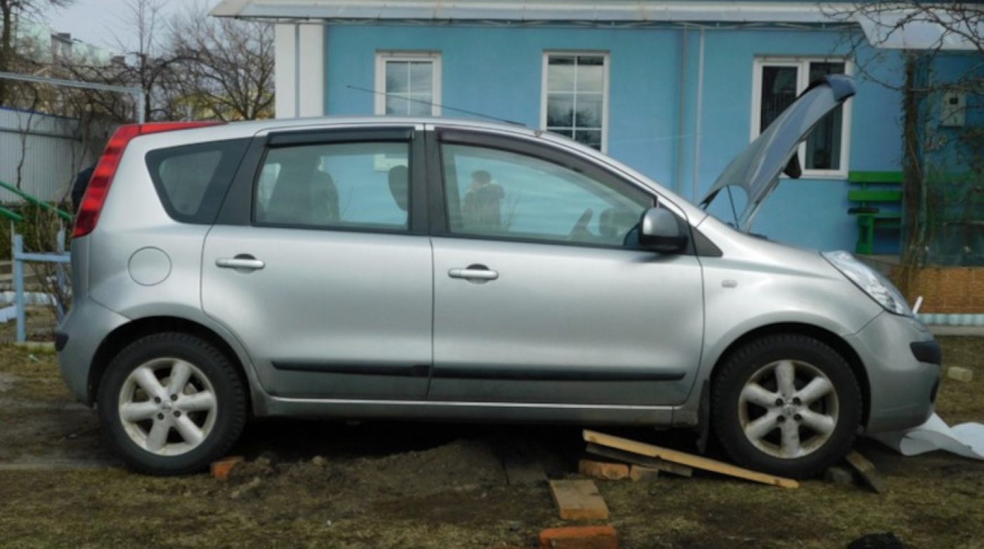 В Калинковичах мужчину придавило автомобилем во время ремонта