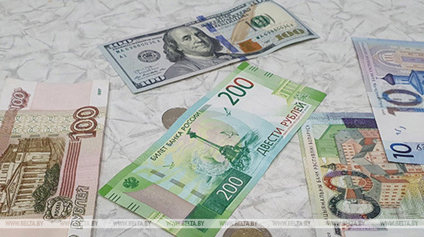 Доллар подорожал на торгах 18 марта, юань и российский рубль подешевели