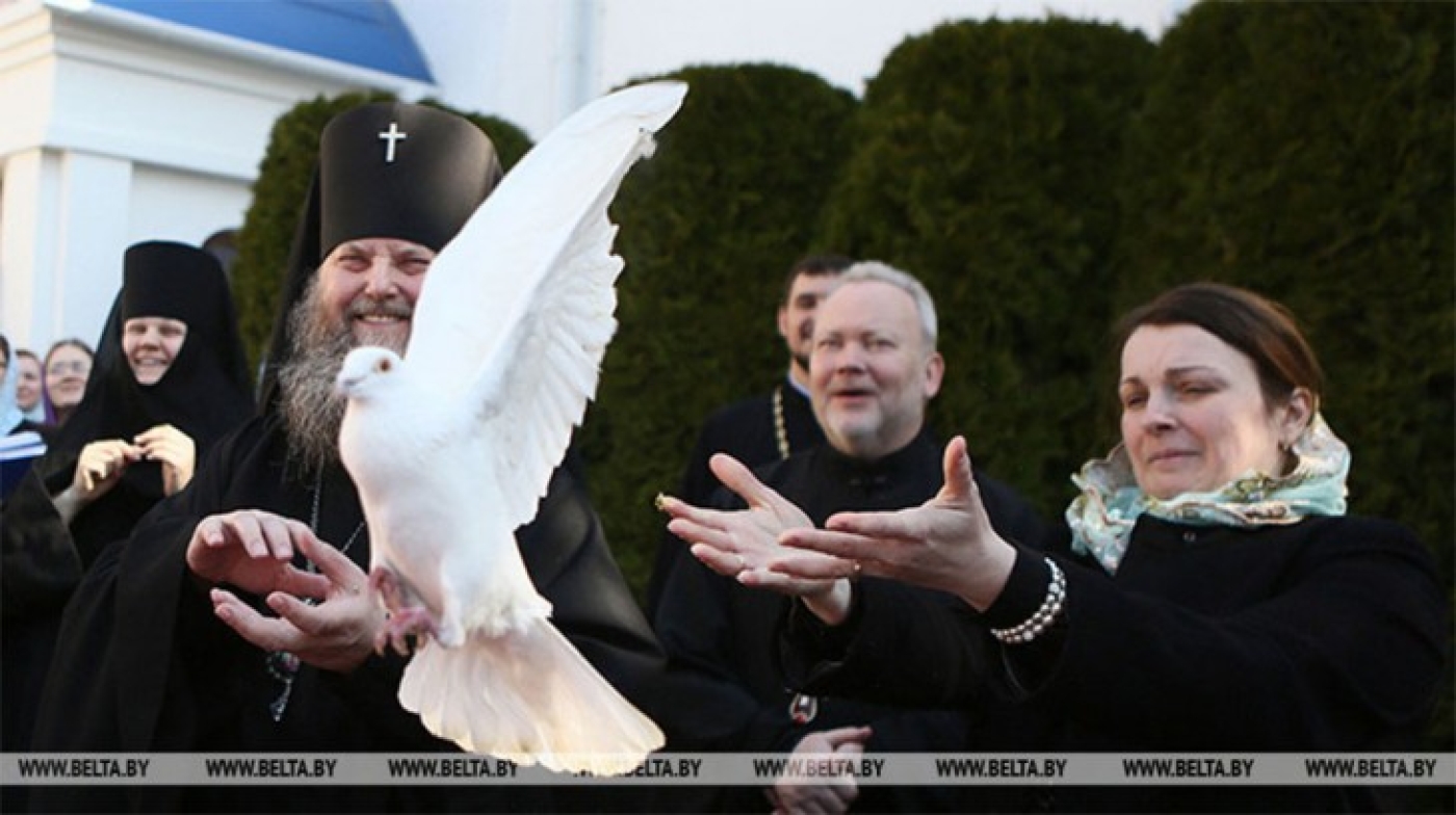 Православные верующие празднуют Благовещение Пресвятой Богородицы