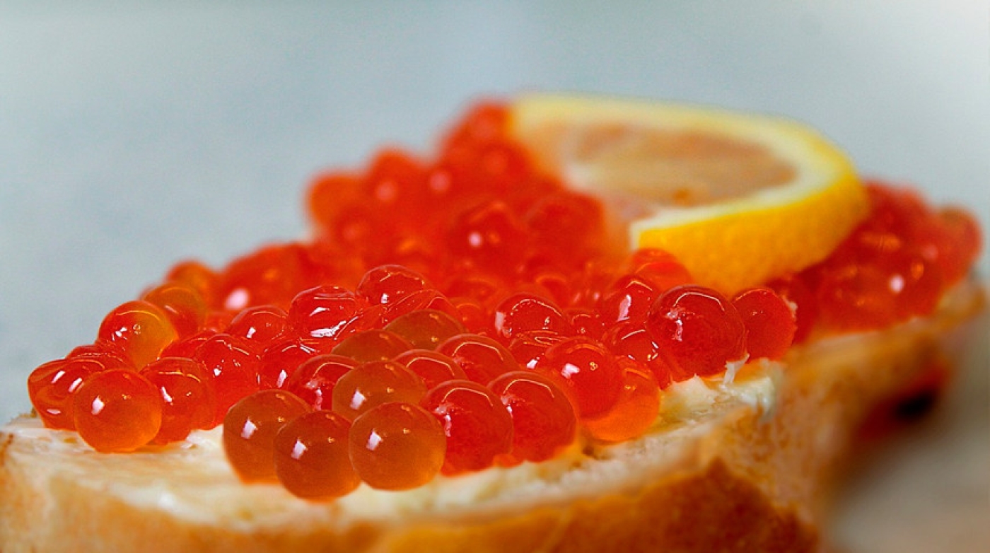 Как проверить икру на натуральность? На что обращать внимание в магазине и дома