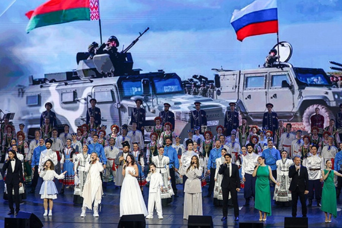 Праздничный концерт ко Дню единения народов Беларуси и России прошел во Дворце Республики в Минске