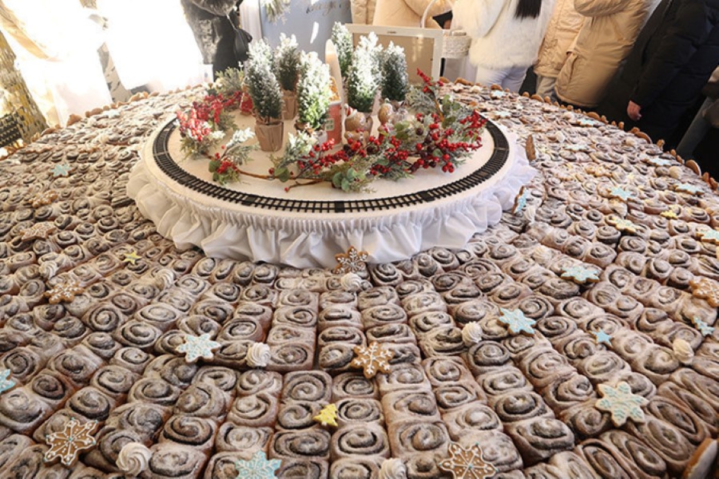 Гигантским пирогом и огромной порцией шурпы накормили гостей фестиваля "Берестейские сани"