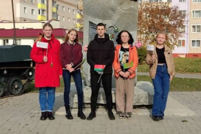 Активисты БРСМ Березинской гимназии потрудились на акции "Труд крут!"