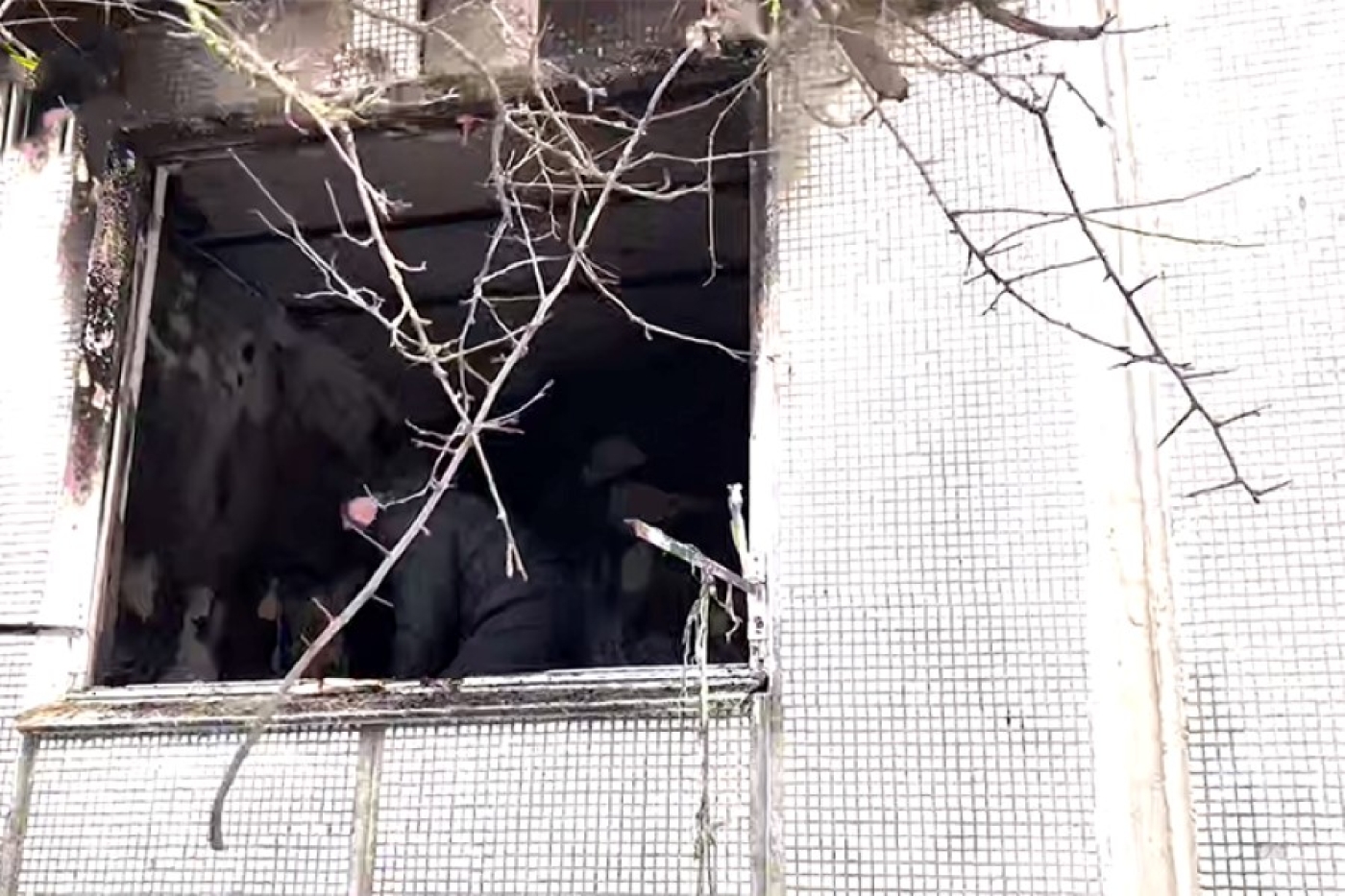 Три человека погибли при пожаре в Гродно, на месте происшествия работают следователи