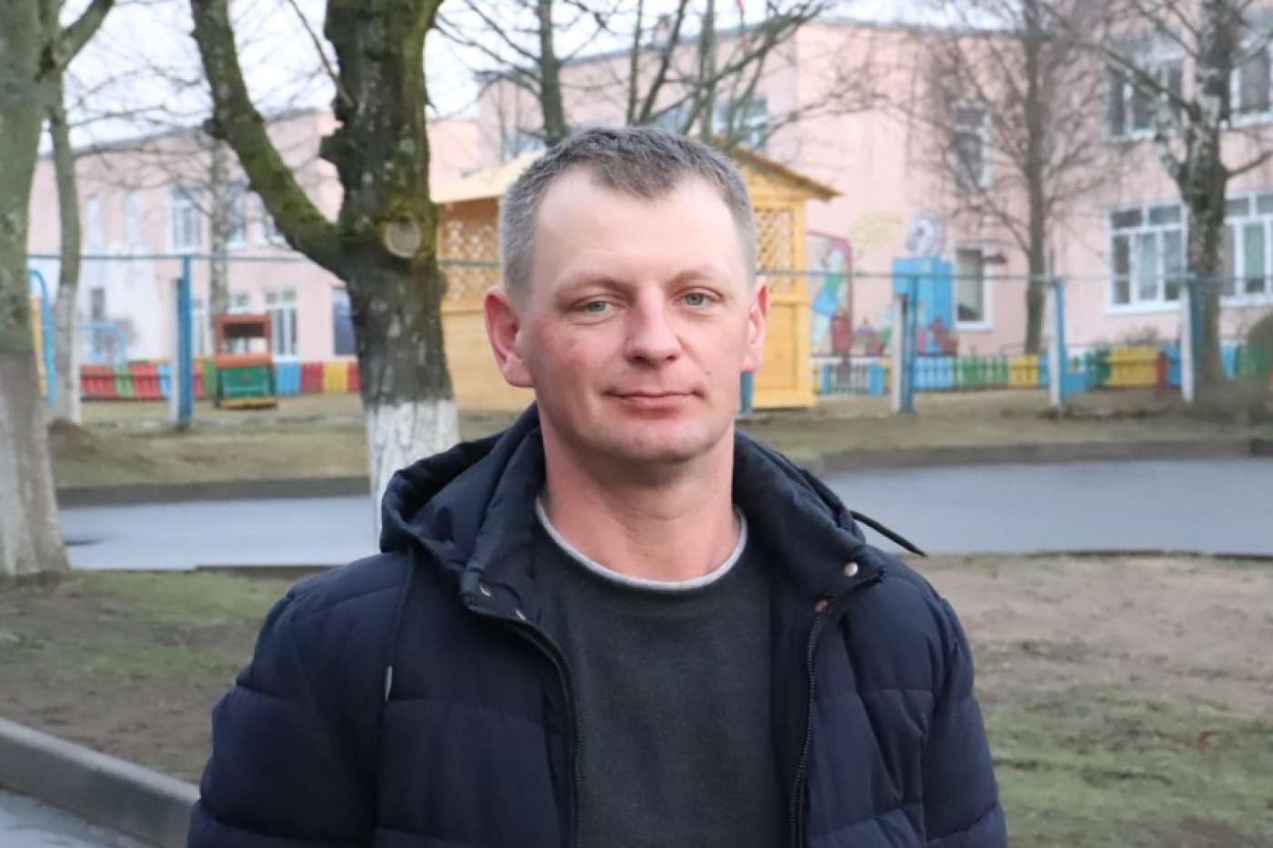 Трудится с отдачей