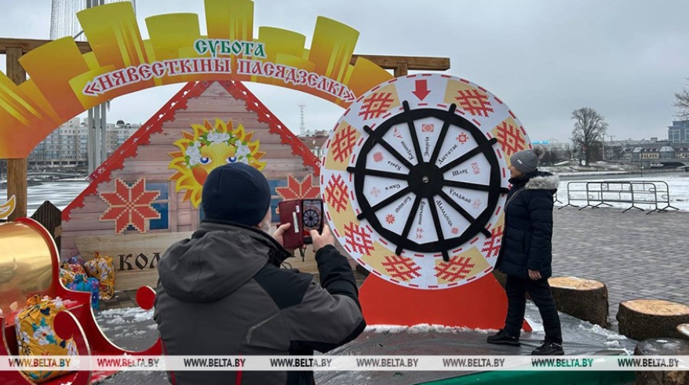 Минчане встречают весну с блинами и народными забавами у Дворца спорта