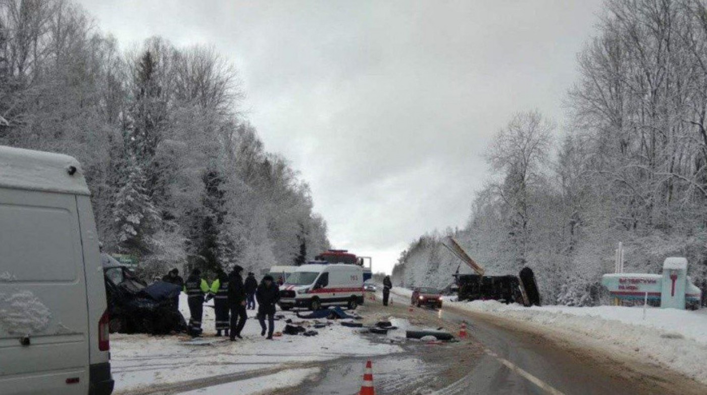 В Лиозненском районе микроавтобус столкнулся со снегоуборочной машиной
