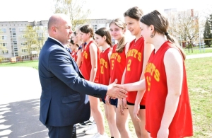 Андрей Соколовский вручил школьникам мячи