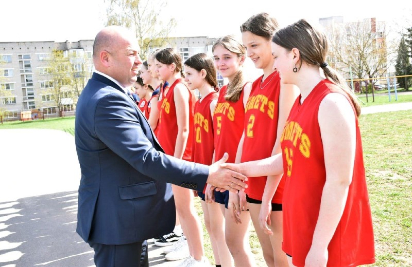Андрей Соколовский вручил школьникам мячи