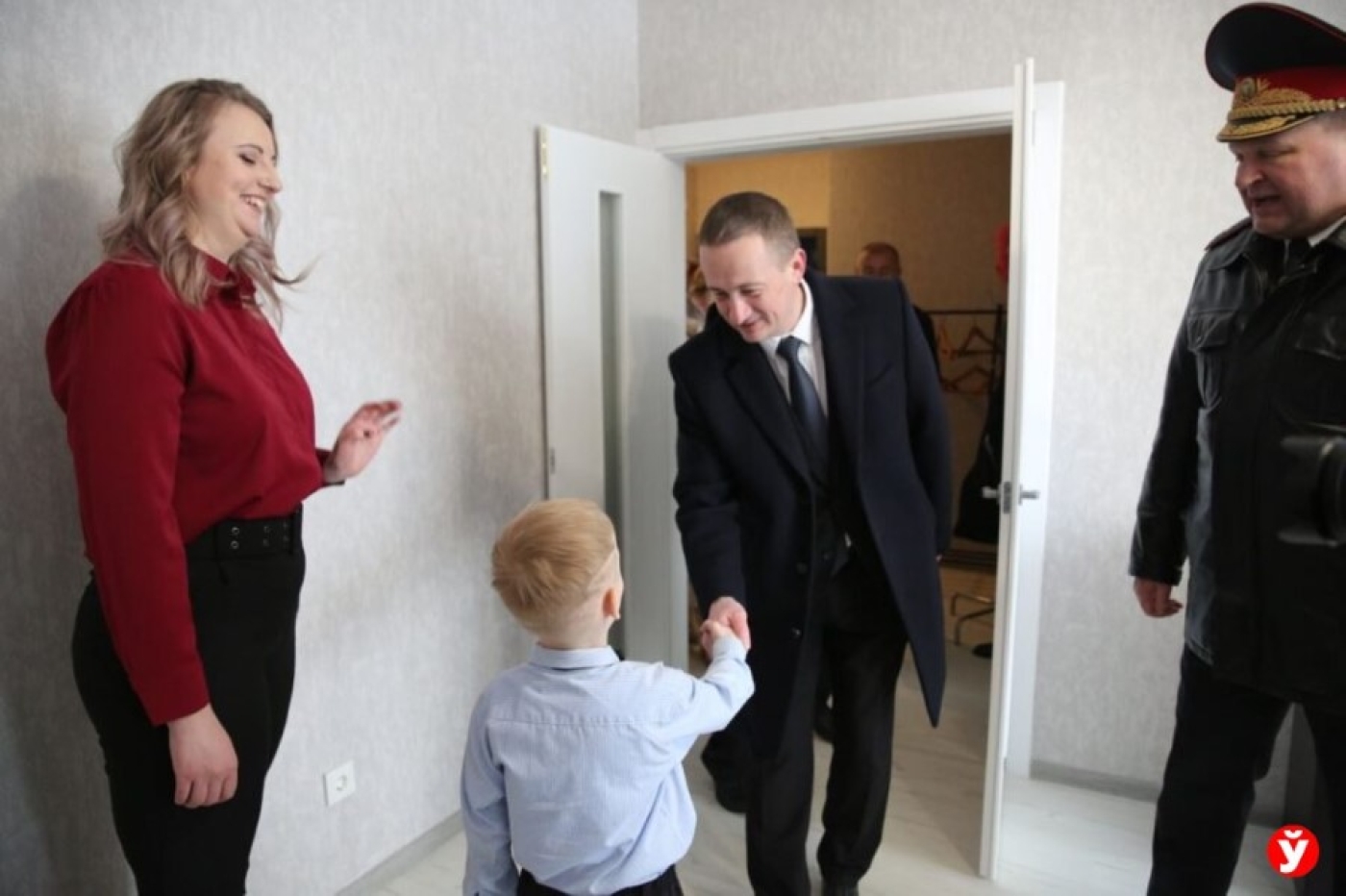 Губернатор вручил многодетной семье праздничный презент