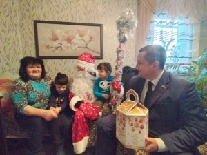 Акция «Наши дети». Подарки, пожелания и поздравления получила семья Жилевич