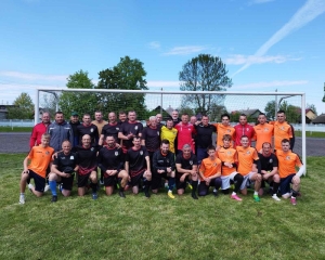 На городском стадионе прошли товарищеские встречи по футболу "Молодежь-Ветераны"