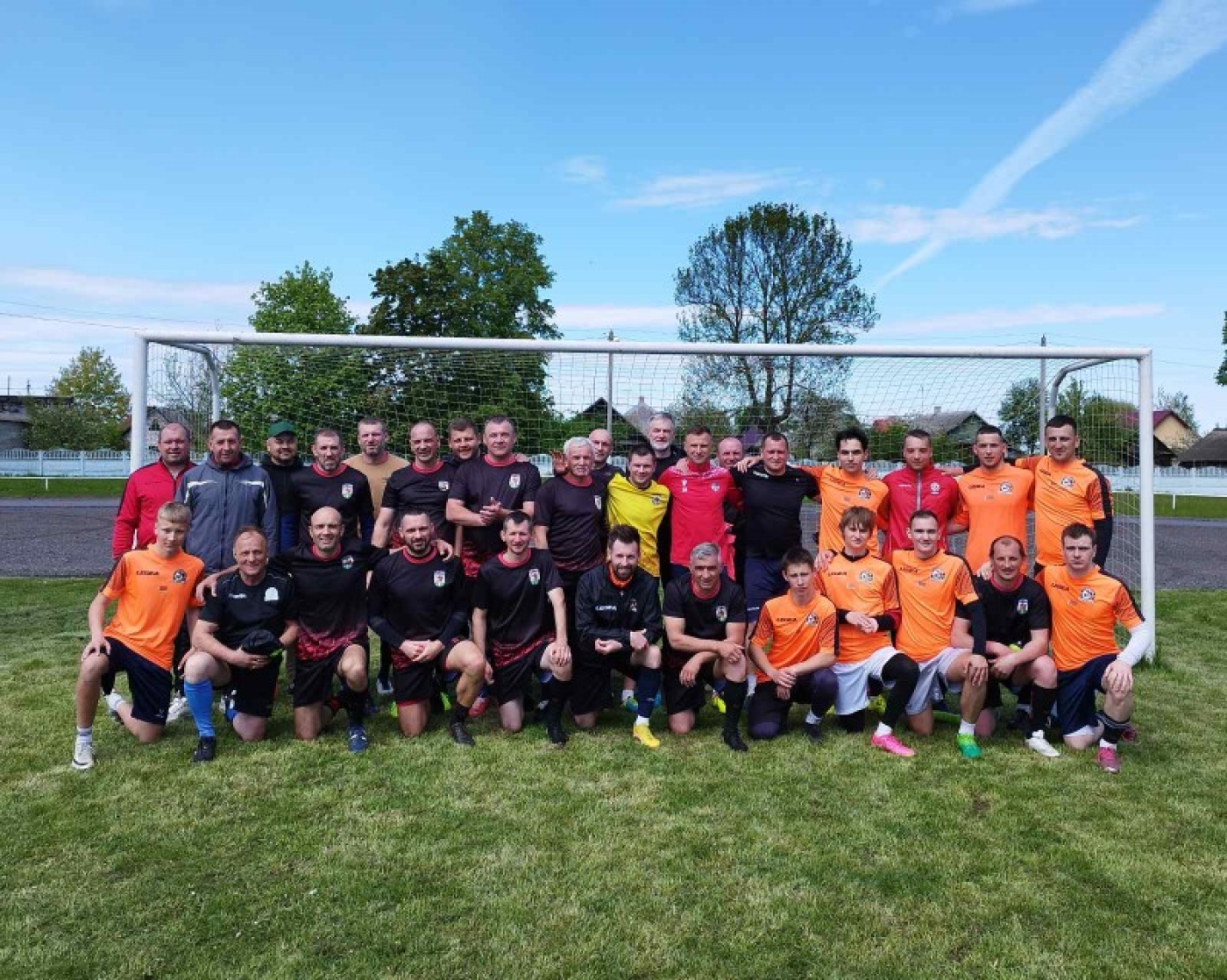 На городском стадионе прошли товарищеские встречи по футболу "Молодежь-Ветераны"