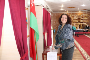 «Мы за Беларусь!” Як праходзіць датэрміновае галасаванне на участку ў РЦК?