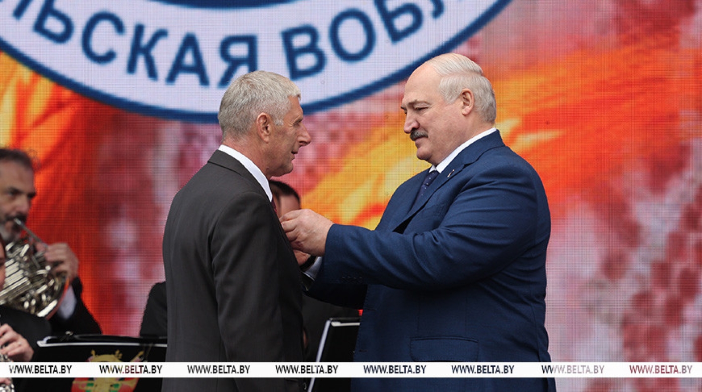 Лукашенко на "Дажынках" в Корме вручил госнаграды труженикам села