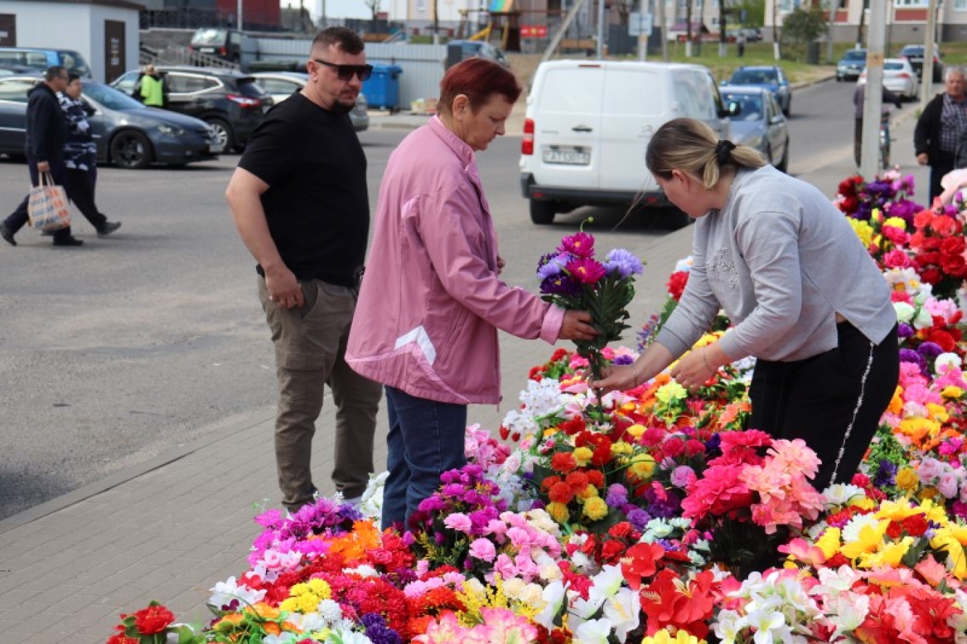 А вы к Радонице готовы?  Или три способа облагородить могилы усопших