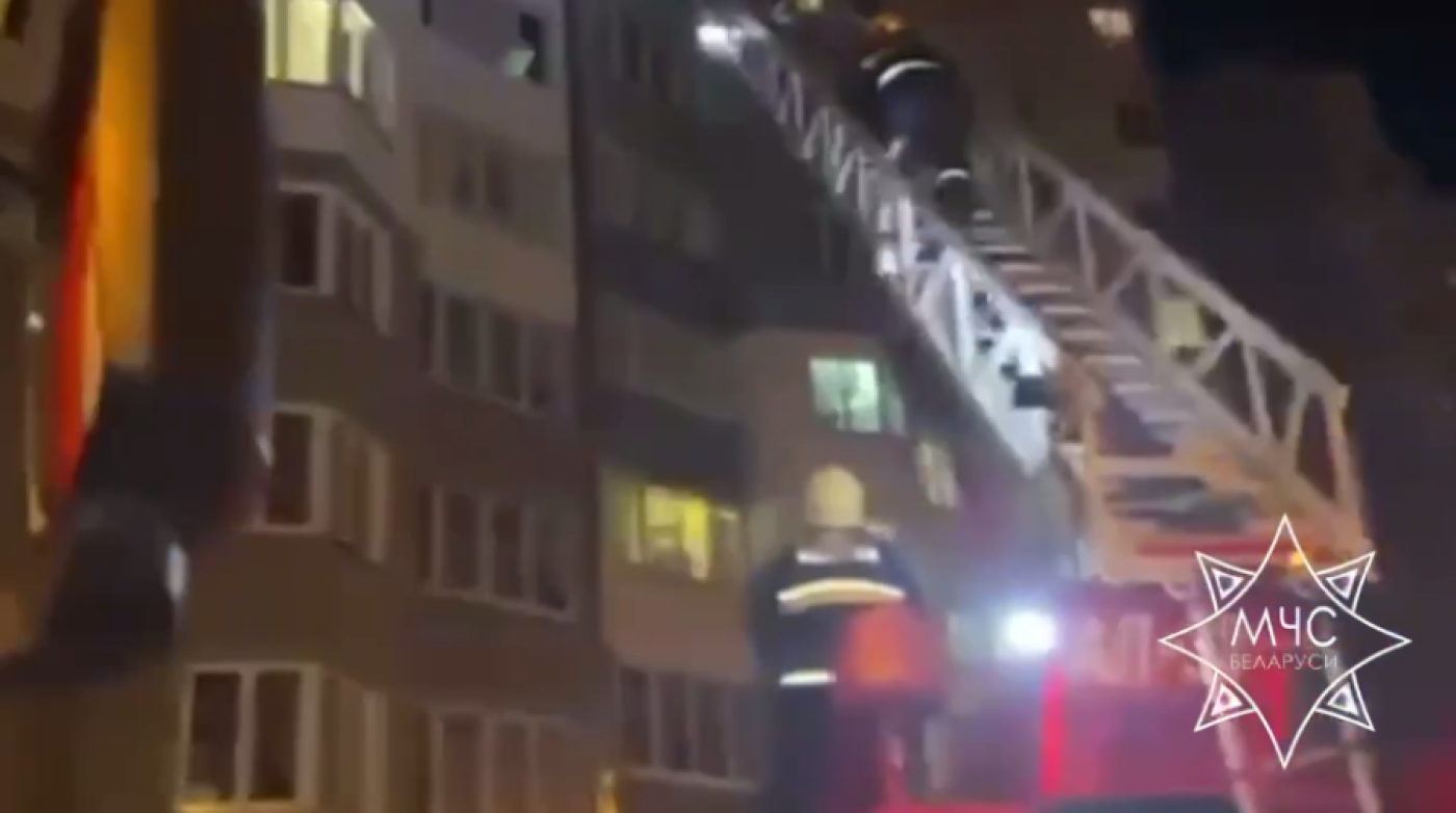 В Минске спасли мужчину, который свисал с балкона восьмого этажа