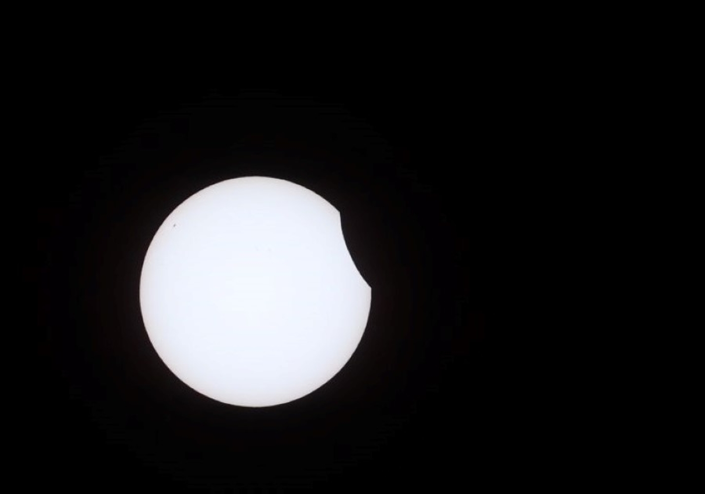 Частичное солнечное затмение могли наблюдать в небе над Беларусью жители страны