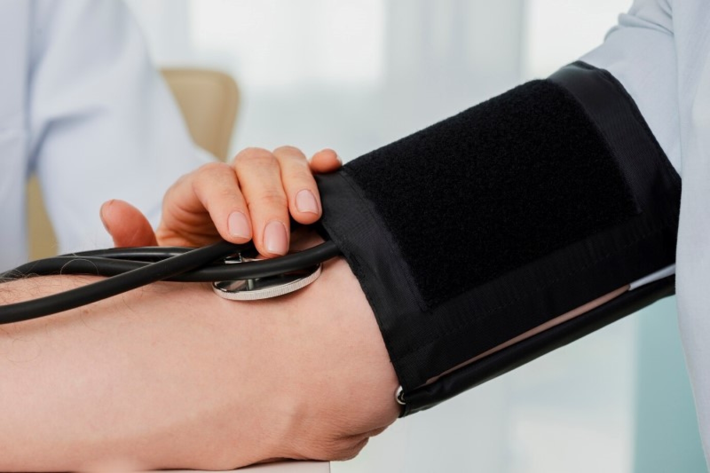 Кардиолог рассказала, почему повышается давление в жару и как этого избежать