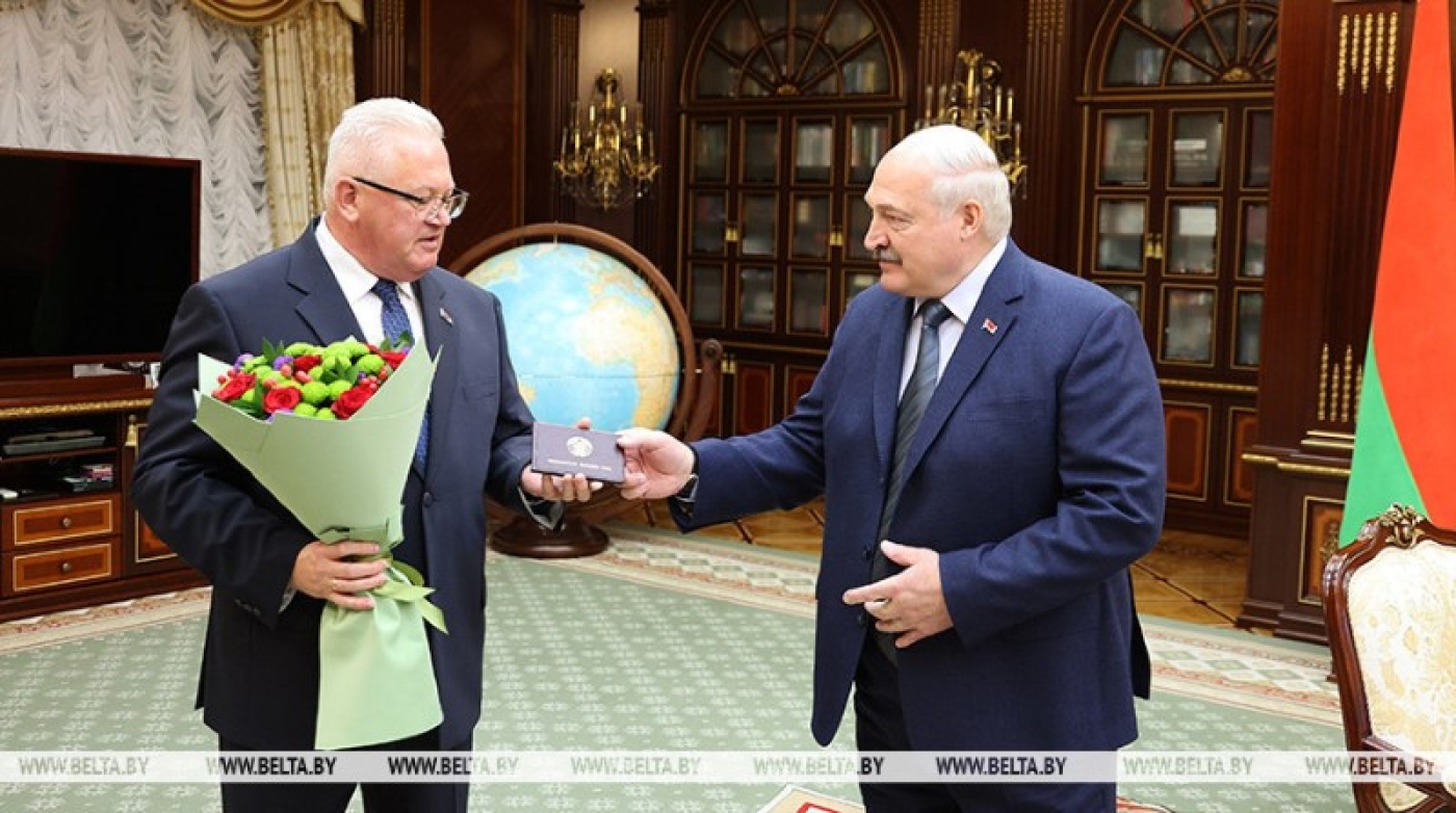 Карпенко вручил Лукашенко удостоверение Председателя ВНС