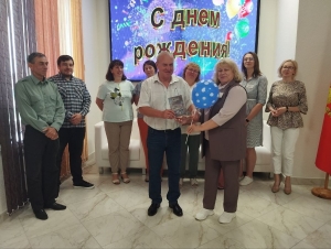 С Днём рождения поздравили заведующего хозяйственной службы Владимира Васильевича Ранцевича.