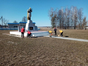 Лешницкие школьники приняли участие по наведению порядка на земле,