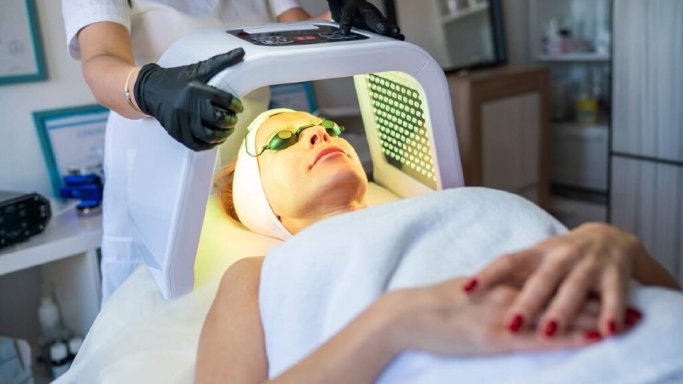 Дешево, но опасно: эпидемиолог рассказала о рисках салонных услуг на дому