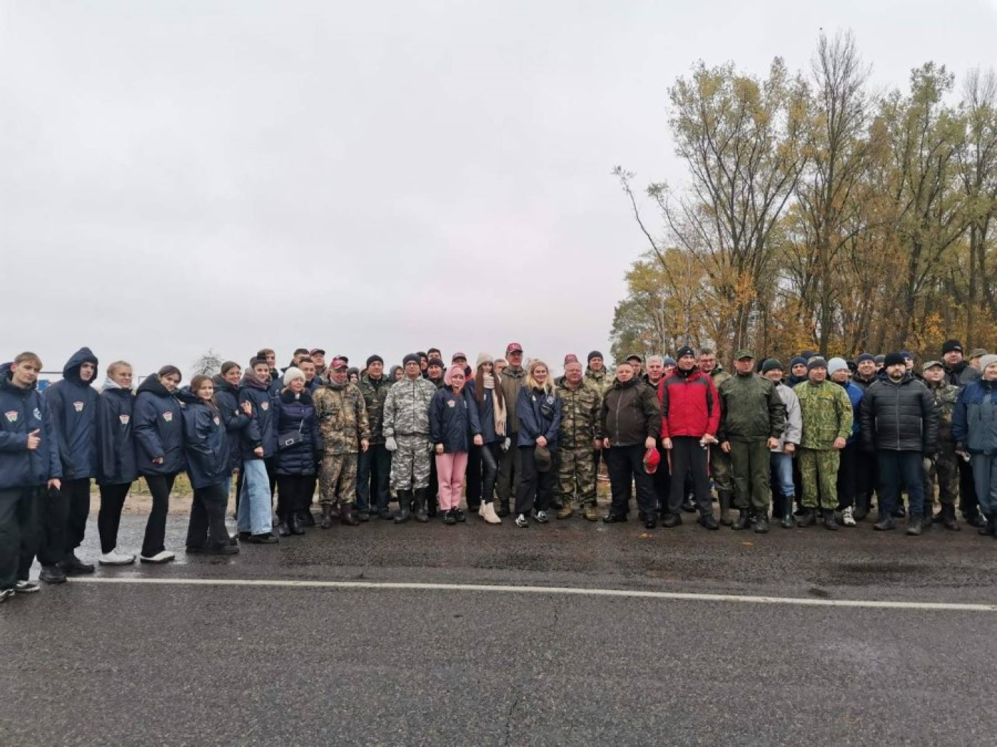 Представители Миноблисполкома и областных служб провели посадку деревьев