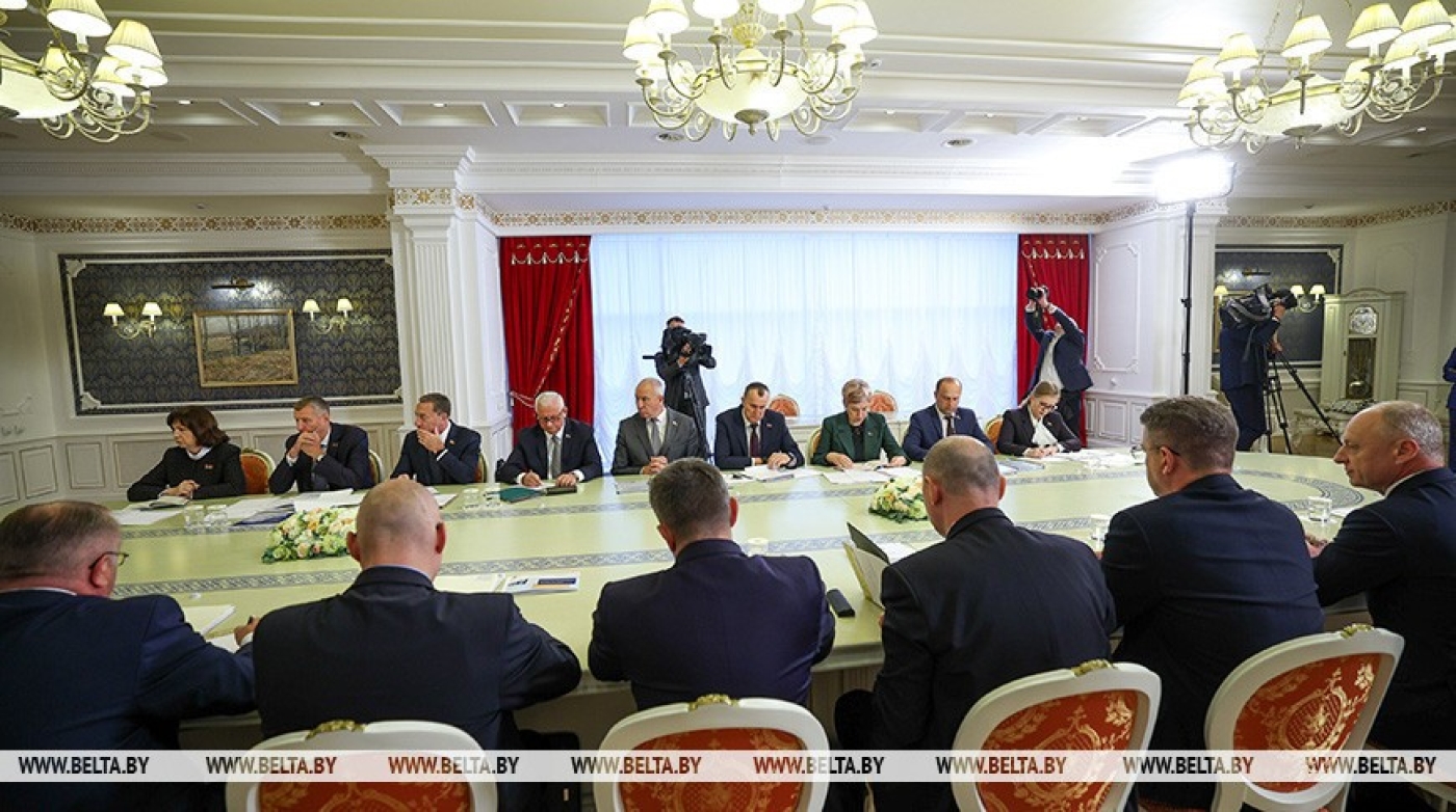 Лукашенко потребовал разобраться с "чудесами" на селе, когда бездумно закрывают школы, детские сады или магазины