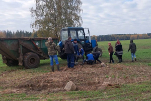 Работники сельхозпредприятия "Уша" работают на уборке камней