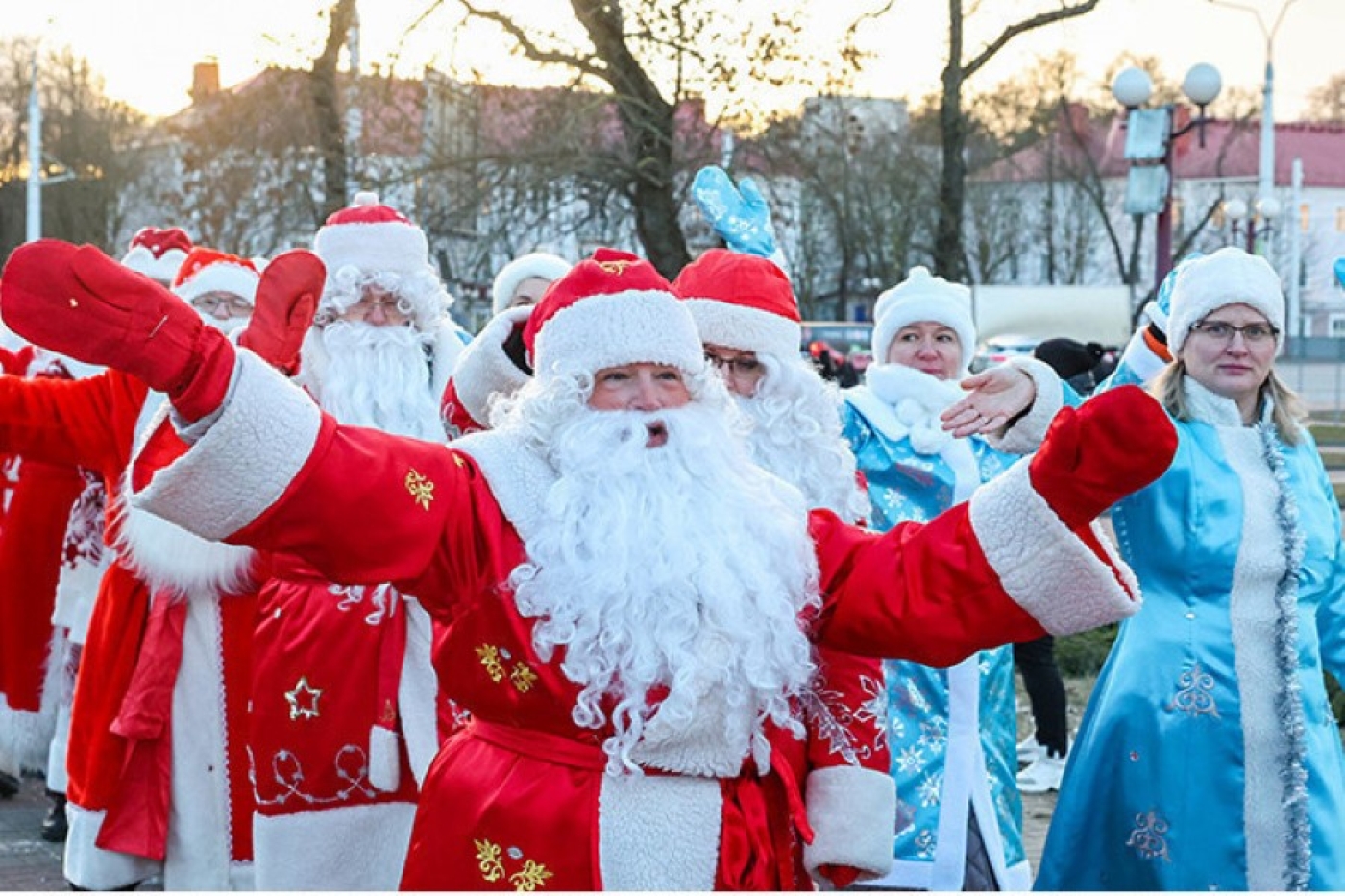 В Минске прошло шествие Дедов Морозов и Снегурочек