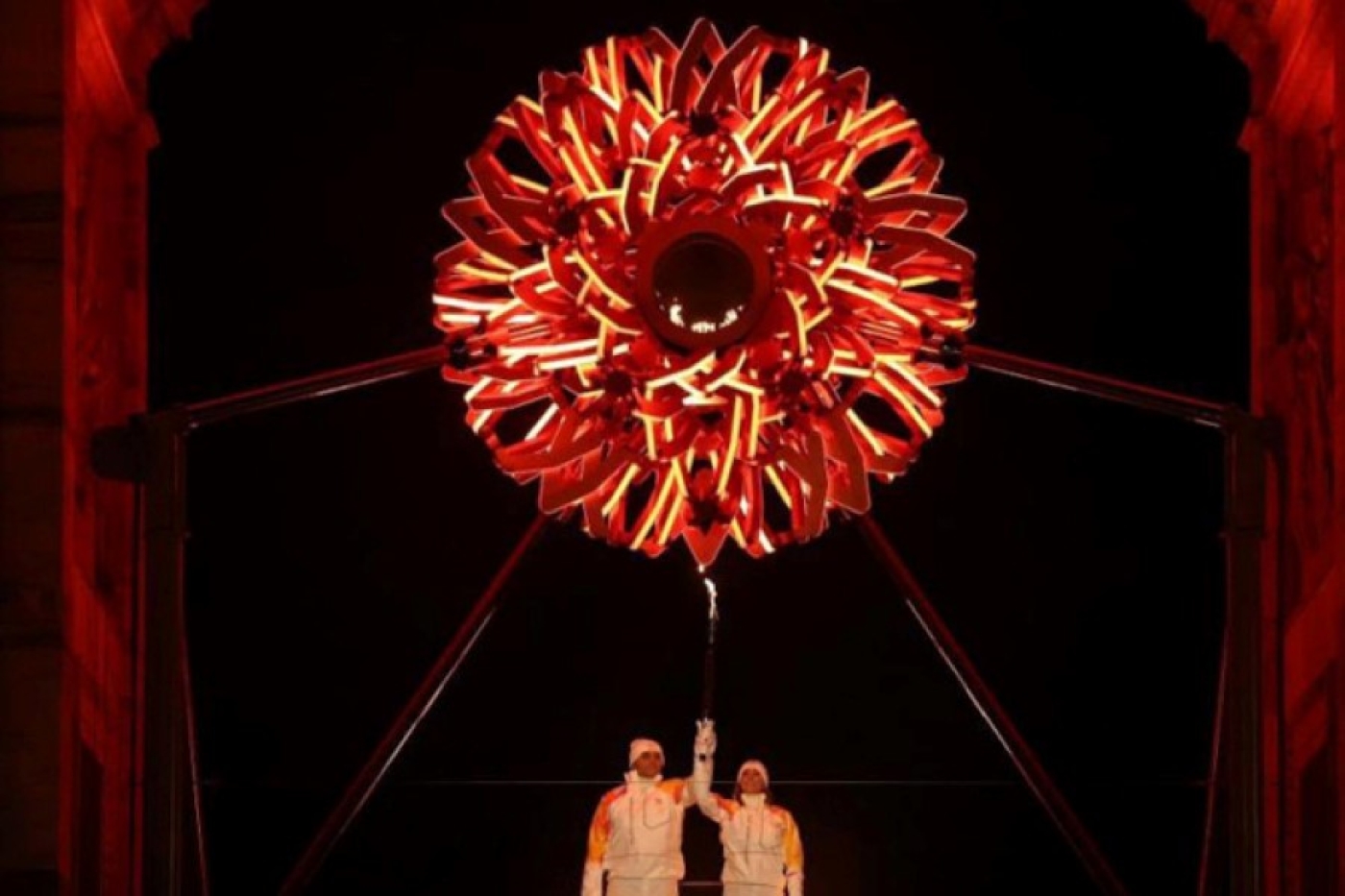 Огонь Зимних Олимпийских игр зажжен в Милане и Кортина-д'Ампеццо