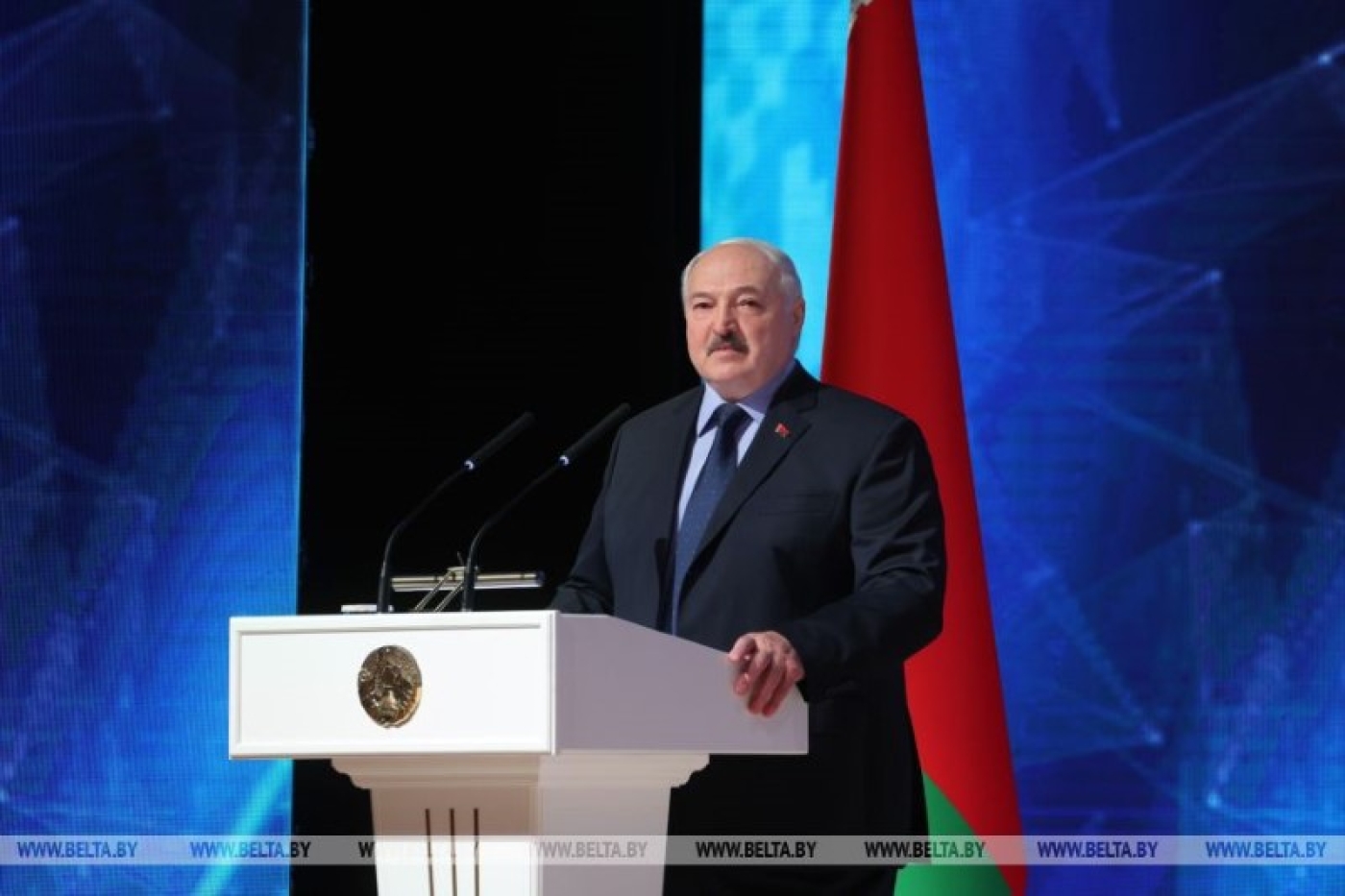 Лукашенко: на информационном фронте штиля не будет, мы сражаемся за суверенитет и национальное достоинство