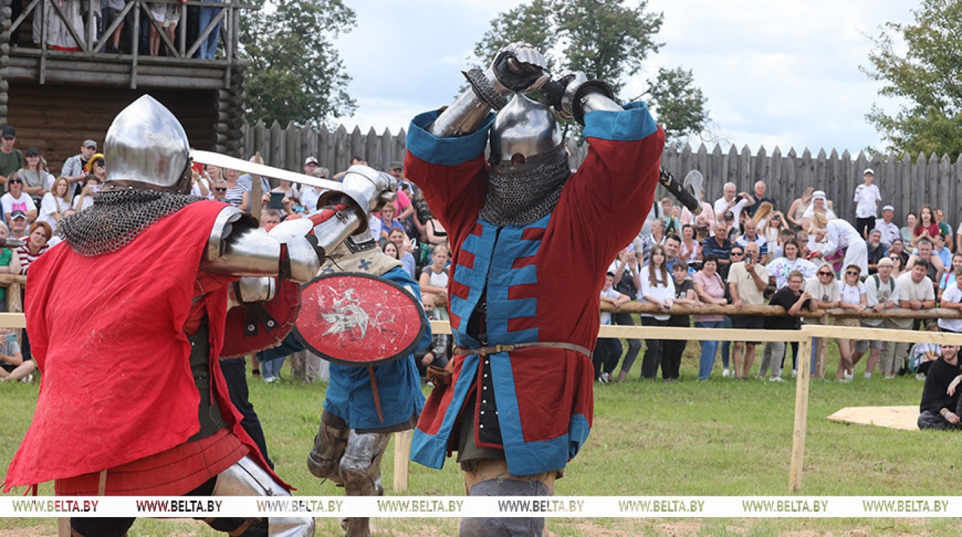 Рыцари в сияющих доспехах и дамы в прекрасных платьях. В Мстиславле проходит фестиваль средневековья