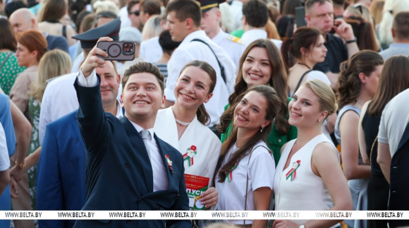 Гала-концерт "Сильны в единстве, едины в песне" собрал тысячи минчан у стелы "Минск - город-герой"