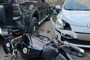 В Минске мотоциклистка не справилась с управлением и въехала в стоящие автомобили