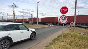 Что делать, если машина заглохла на ж/д переезде? Рассказали в БЖД