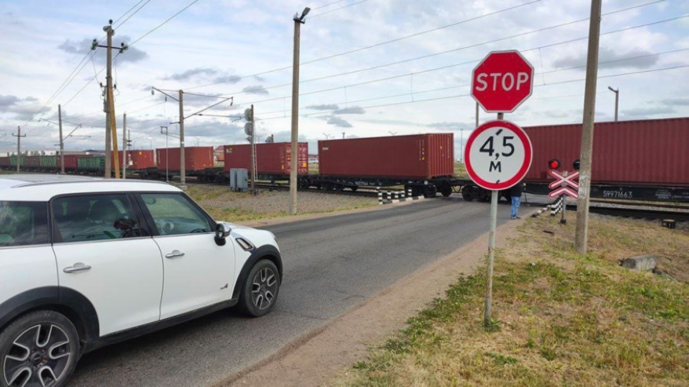 Что делать, если машина заглохла на ж/д переезде? Рассказали в БЖД