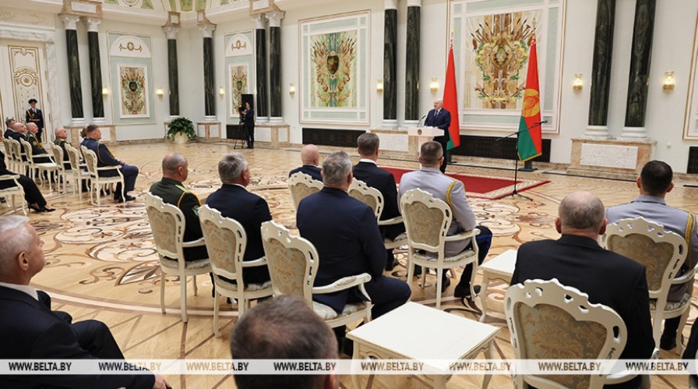 Лукашенко в преддверии священной даты - 80-летия Победы - вручил государственные награды