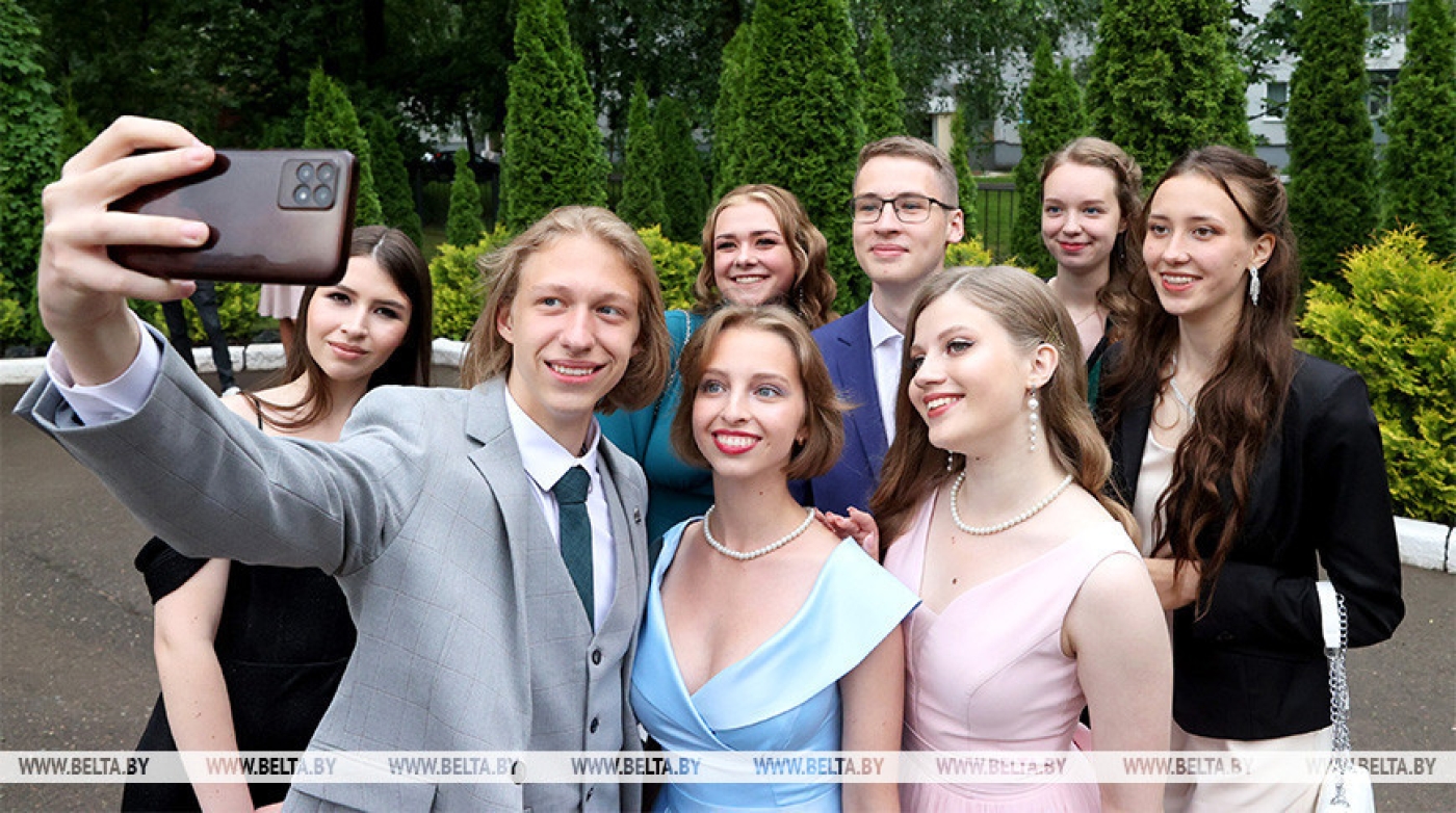 Лукашенко обратился к молодежи: будьте достойны своих великих предков и приумножайте богатства родной земли