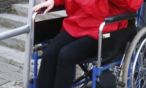 Кто может получить кресло-коляску бесплатно, рассказали в Минтруда