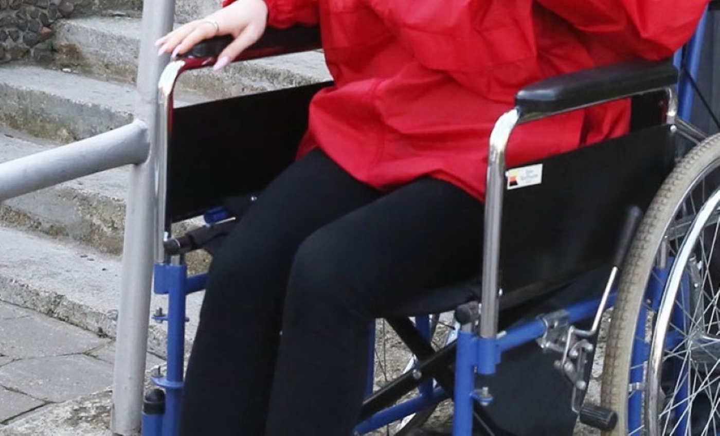Кто может получить кресло-коляску бесплатно, рассказали в Минтруда