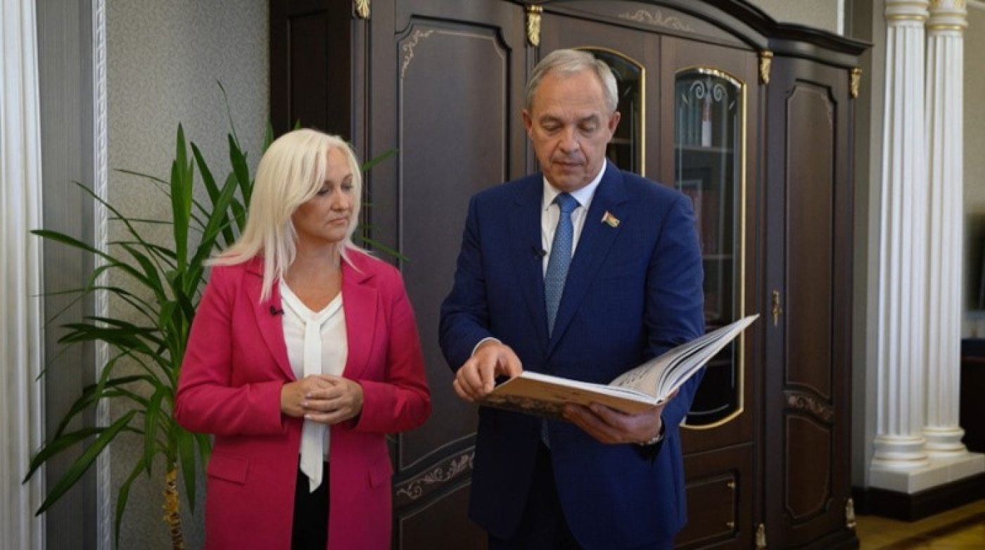 "Посвящена именно событиям 1921-1939 годов". Сергеенко рассказал, какую книгу подарил Президенту