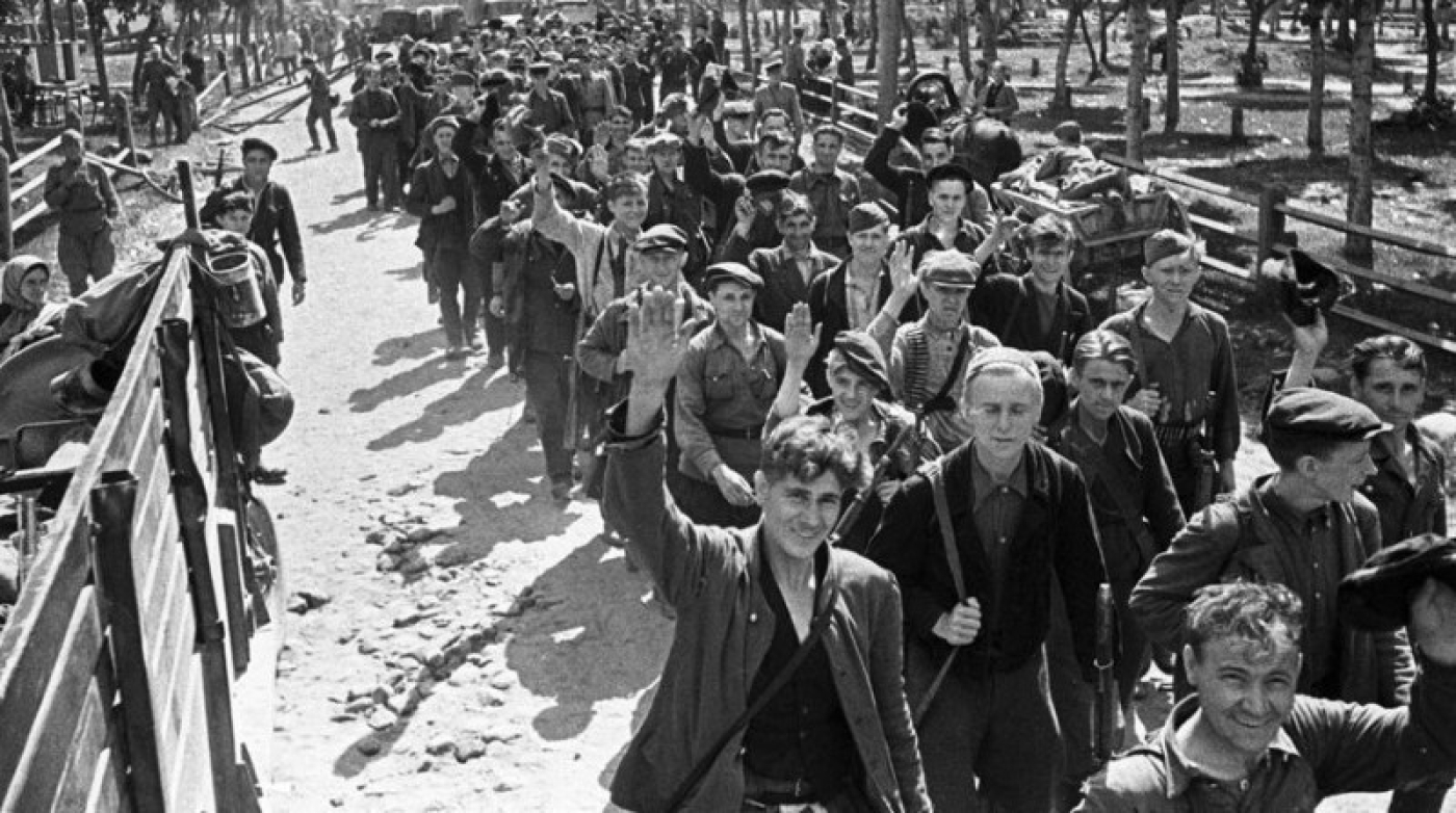 "Впереди колонны шел козел Малыш. Это была сенсация!" Как 80 лет назад в Минске прошел самый крупный партизанский парад