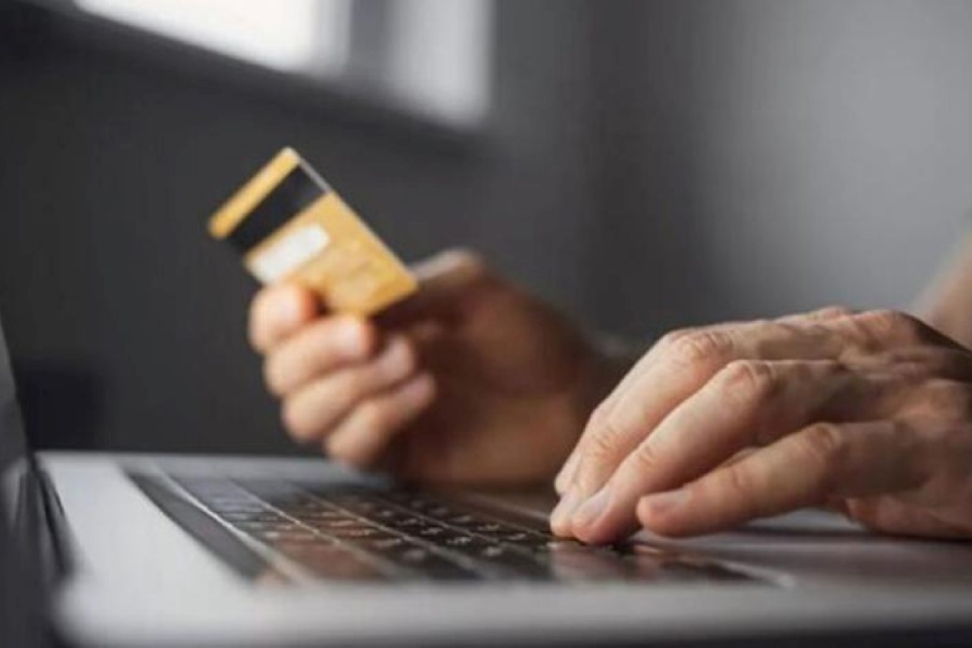 Сколько денег могут списать с карточки за долги по штрафам, рассказали в Минюсте