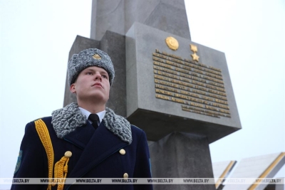 Участники Совещания руководителей органов безопасности и разведывательных служб СНГ возложили цветы к монументу "Минск - город-герой"